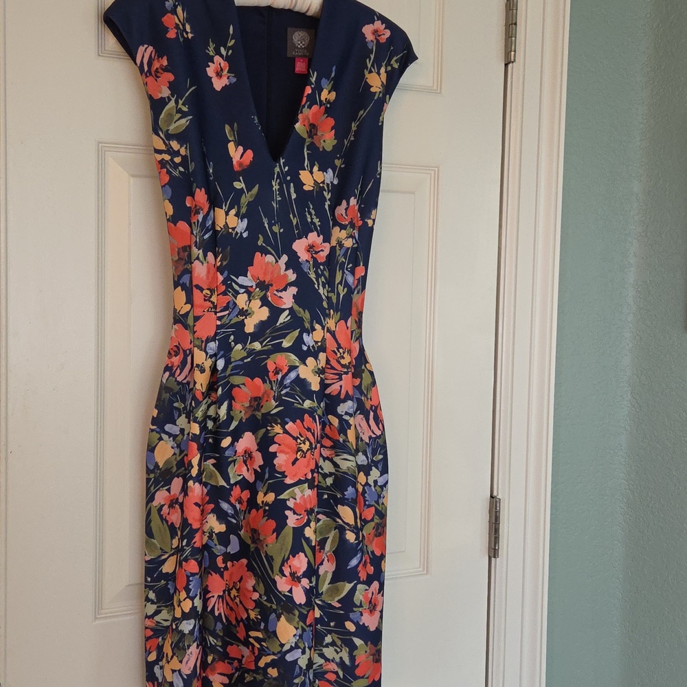 Vince Camuto dress Stitching makes waist look small, 2 pockets, v-neck, floral